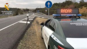 La Guardia Civil pilla a un conductor a 228 kilómetros por hora en plena AP-36 en una zona limitada a 120