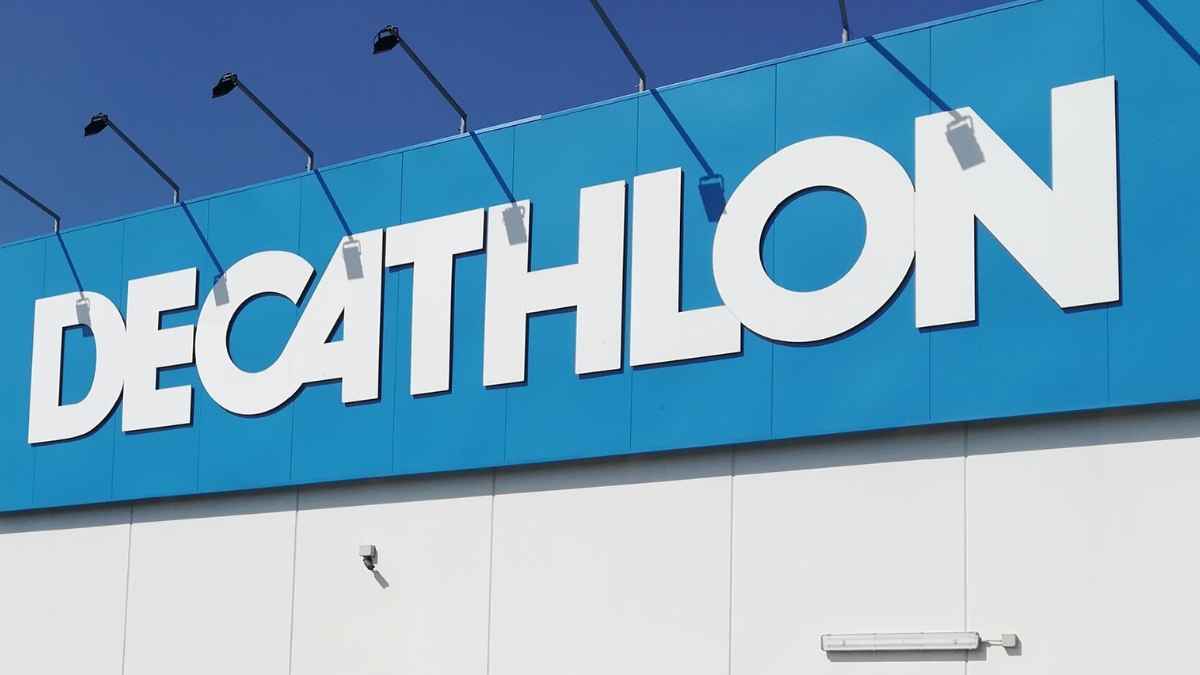 Fachada de una tienda Decathlon, protagonista del chollo de silla de playa multiposición por menos de 18 euros para este verano.