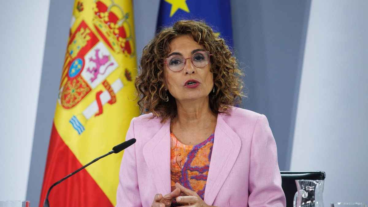 Gobierno de España en rueda de prensa sobre la deducción de hasta 2.550 € para declarantes con ascendientes mayores de 75 años.