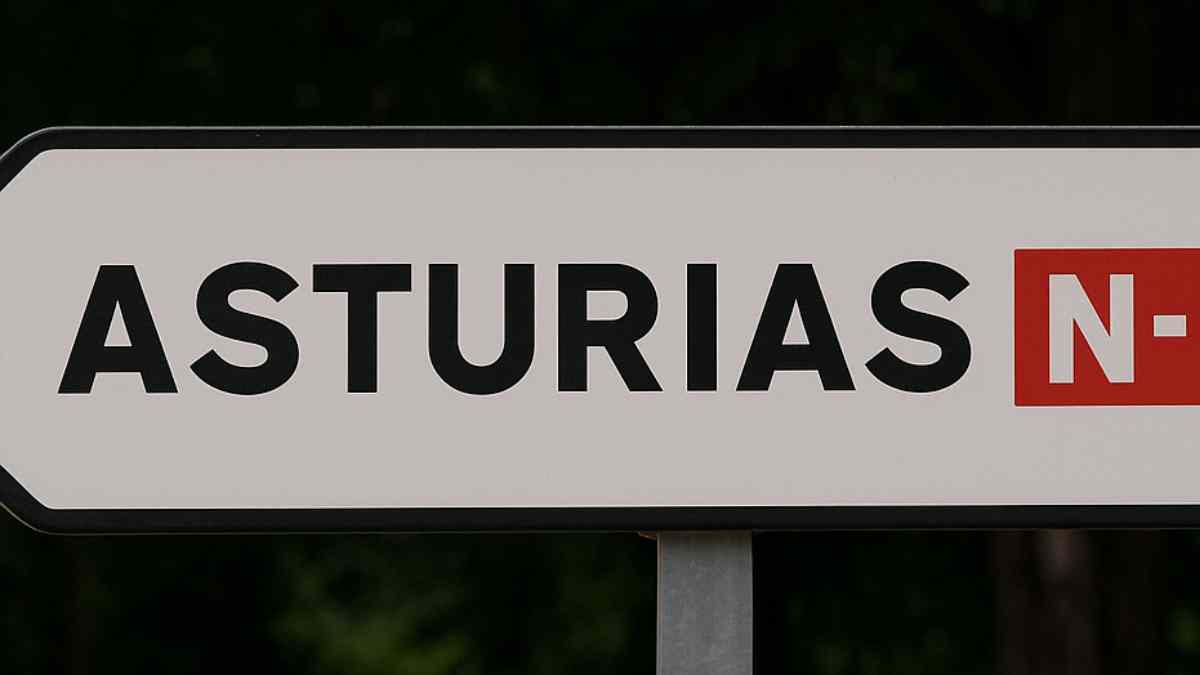 Señal de tráfico indicando dirección hacia Asturias por la carretera.