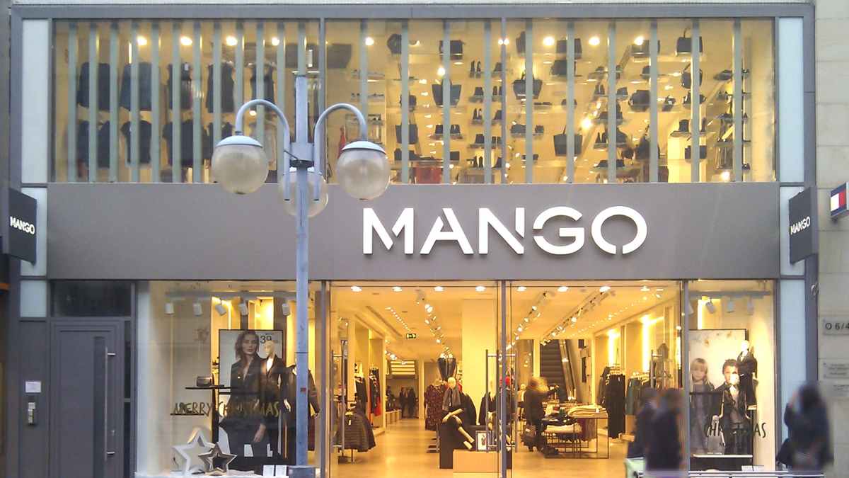 Fachada tienda Mango con logotipo y escaparate iluminado