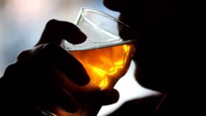 Un hombre es despedido por beber tres litros de cerveza diarios en su trabajo: la empresa tiene que pagarle 47.000 euros por no ser disciplinario según el tribunal