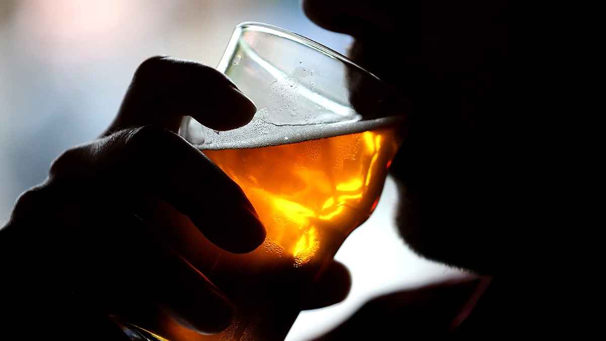Silueta de un trabajador bebiendo cerveza en vaso; ilustra el despido anulado y la indemnización de 47.000 euros