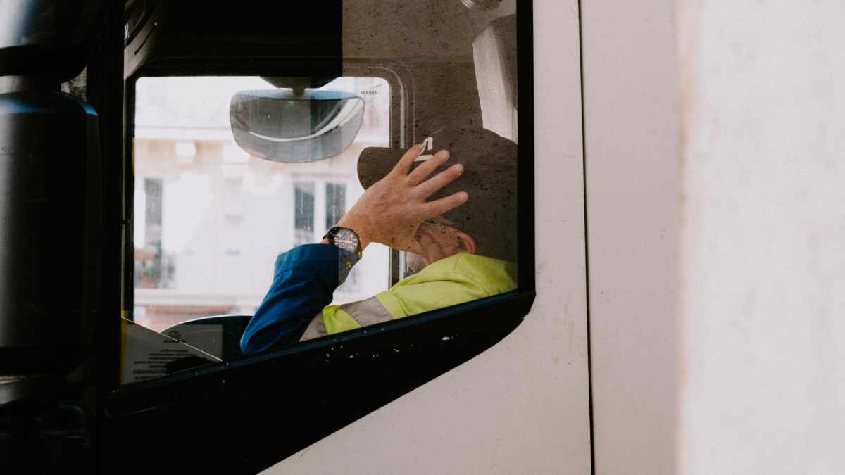 Conductor de camión de mercancías sonríe y alza el pulgar tras ganar la sentencia que declara improcedente su despido por olor a alcohol.