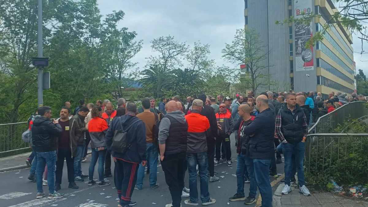 Empleados de Bridgestone concentrados ante la planta de Basauri tras el anuncio de 546 despidos