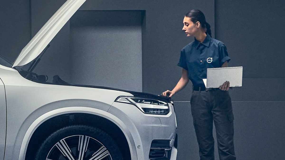 Técnica de Volvo Cars revisando vehículo en taller, en contexto de despidos masivos de 3.000 empleados