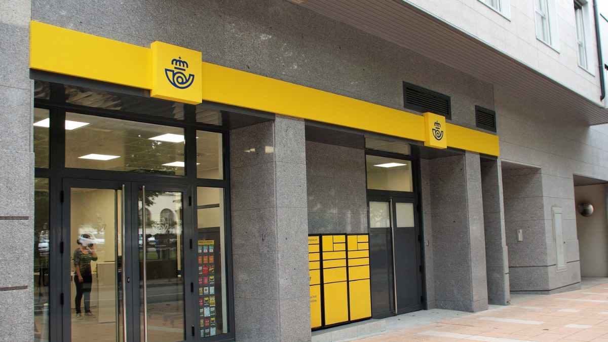 Fachada de una oficina de Correos en Madrid donde una cartera fue sancionada tras alertar a la policía por un paquete sospechoso.
