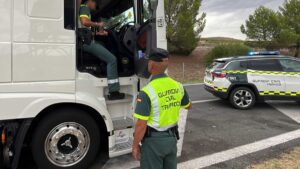 La DGT lo deja claro: qué te puede pasar si te pillan conduciendo un camión sin el CAP