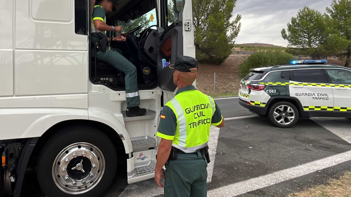 Guardia Civil verifica al conductor de un camión en un control rutinario por posible ausencia del Certificado de Aptitud Profesional (CAP)