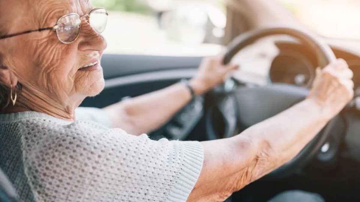 Conductora mayor de 65 años al volante; la DGT endurece la renovación del carnet a partir de 2025