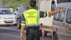 La DGT exige llevar estos tres documentos para circular: no hacerlo conlleva multas de 500 euros