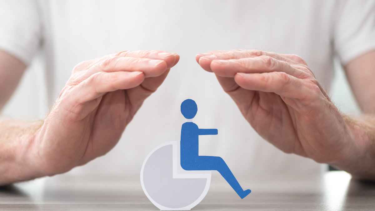 Manos protegiendo icono silla de ruedas beneficios discapacidad 33 Andalucía 2025