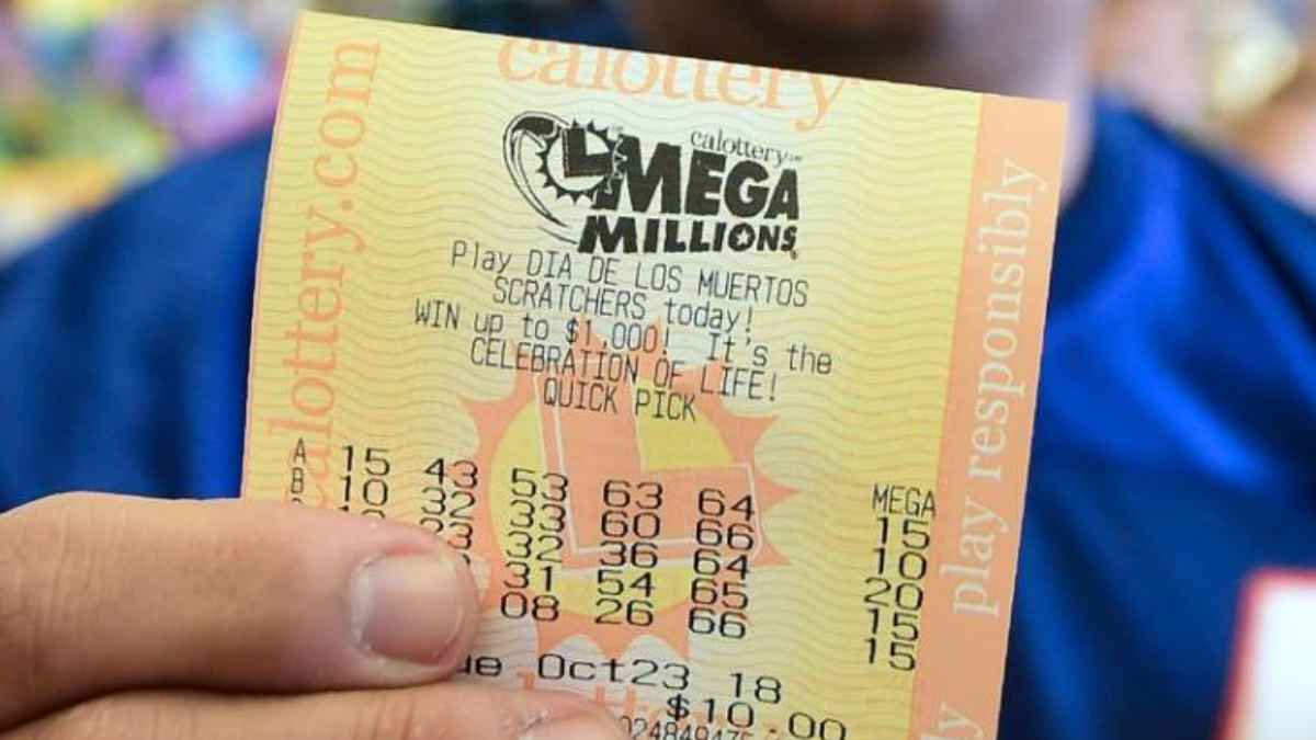 Billete Mega Millions con números ganadores sostenido en gasolinera de Cottonwood
