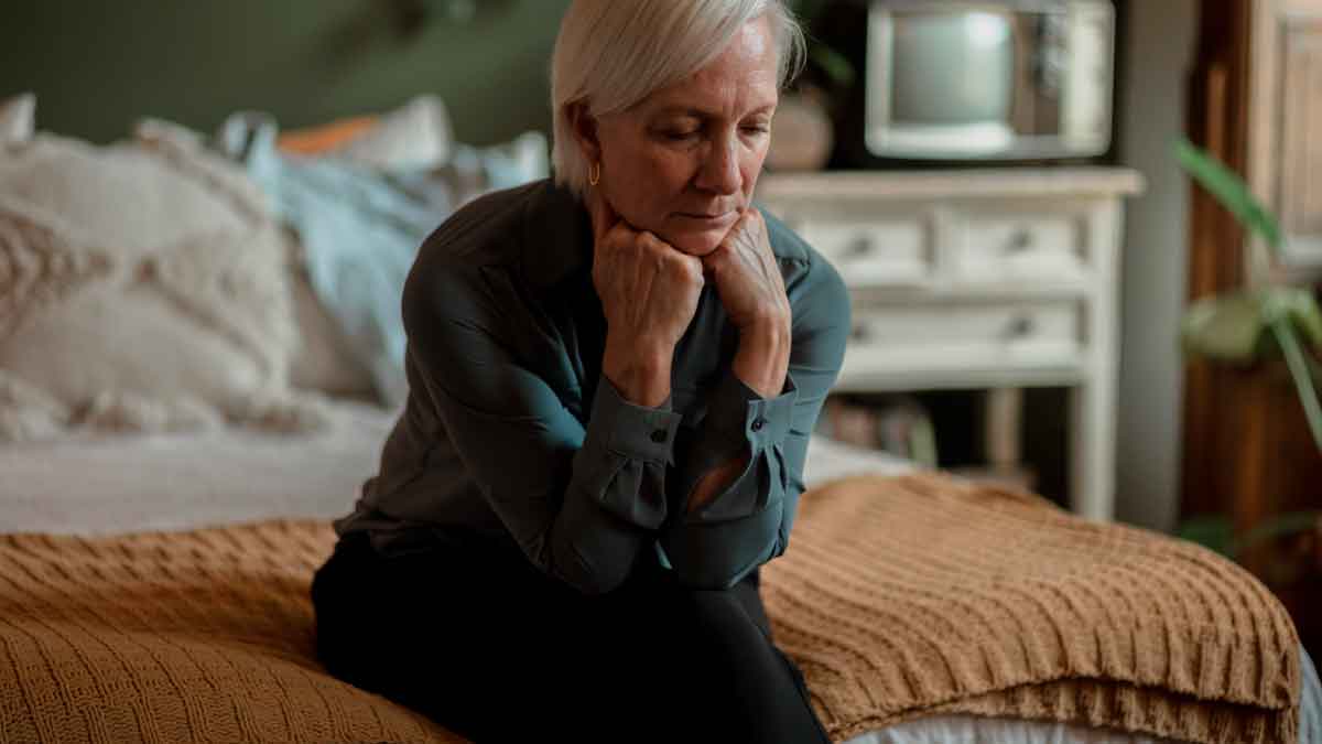 Mujer de 68 años pensativa tras perder la pensión de jubilación pese a 21 años cotizados a la Seguridad Social