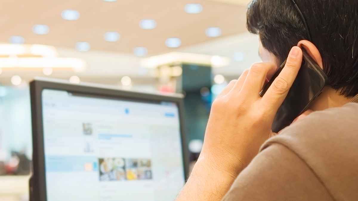 Empleado de BBVA al teléfono frente al ordenador tras despido improcedente por simular llamadas, TSJ Madrid