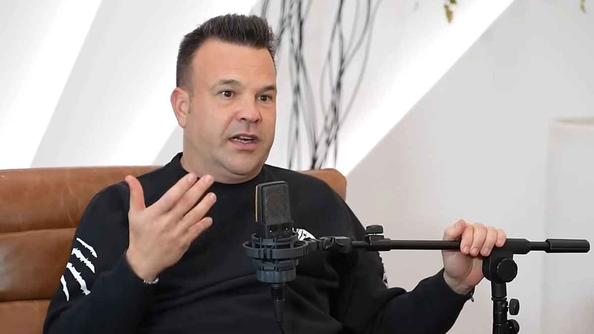 José Elías en podcast gesticulando mientras analiza los salarios de 1 500 y 2 000 euros y el encarecimiento del coste de la vida