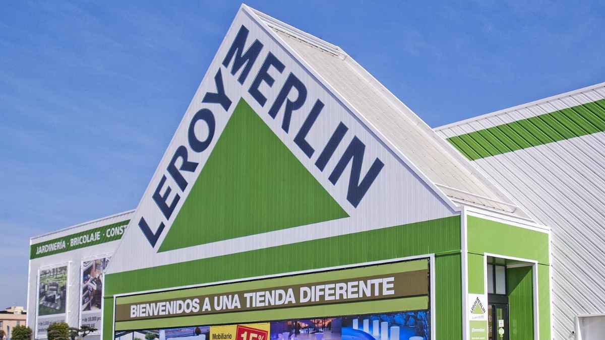 Fachada de una tienda Leroy Merlin donde se vende el nuevo enfriador portátil sin obras por menos de 74 euros