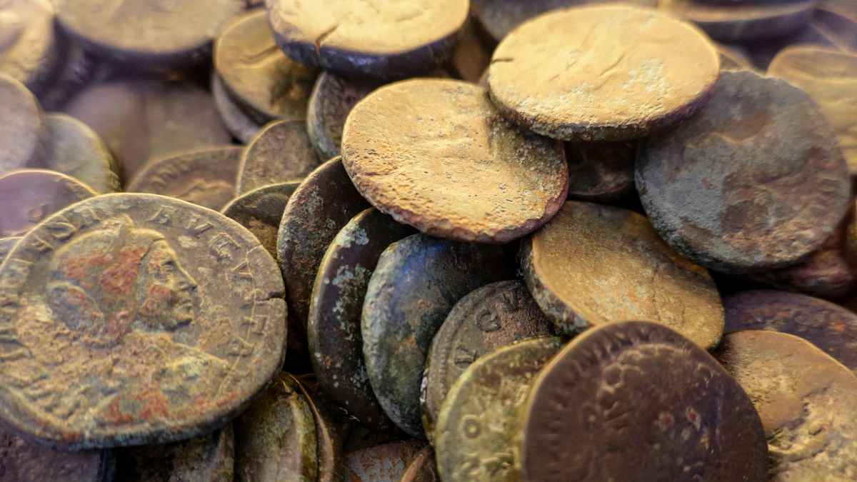 Monedas de oro de 1808 halladas en caja de hierro por excursionistas en las montañas de Podkrkonoší