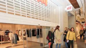 Confirmado: la famosa y popular cadena de ropa dice adiós a 28 tiendas y deja más de 500 trabajadores en el aire