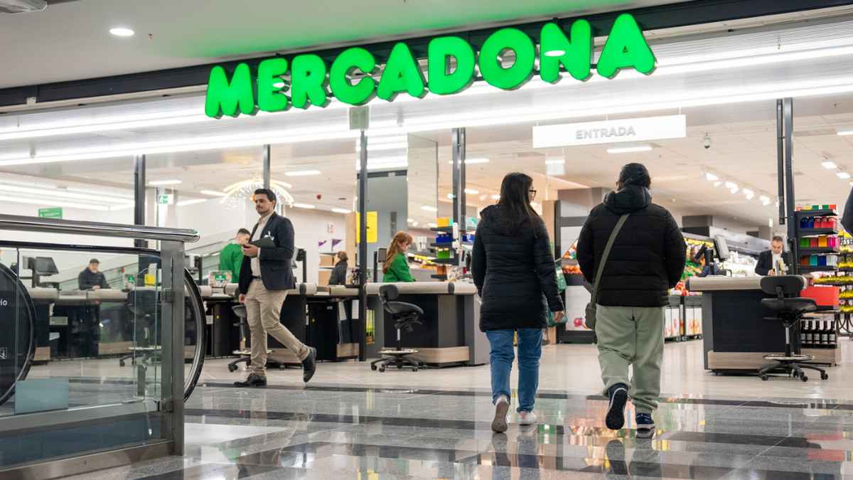 Entrada de un supermercado Mercadona con clientes accediendo para encontrar las gangas gourmet de gran relación calidad-precio.