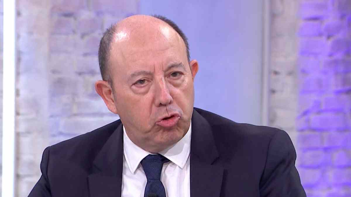 Gonzalo Bernardos, economista español advirtiendo sobre los riesgos de las donaciones y herencias en vida durante una entrevista televisiva