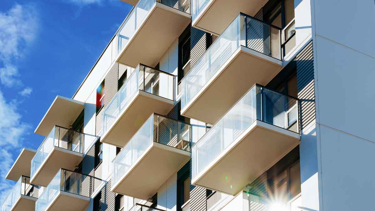 fachada de edificio moderno con balcones que ilustra el boom inmobiliario anticipado por Gonzalo Bernardos