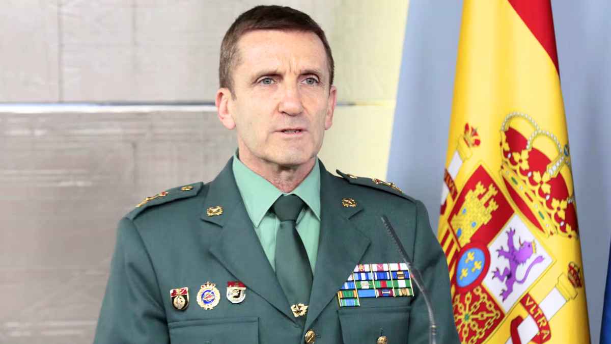 Oficial de la Guardia Civil en rueda de prensa alertando sobre fraudes silenciosos en TPVs y tarjetas de crédito.