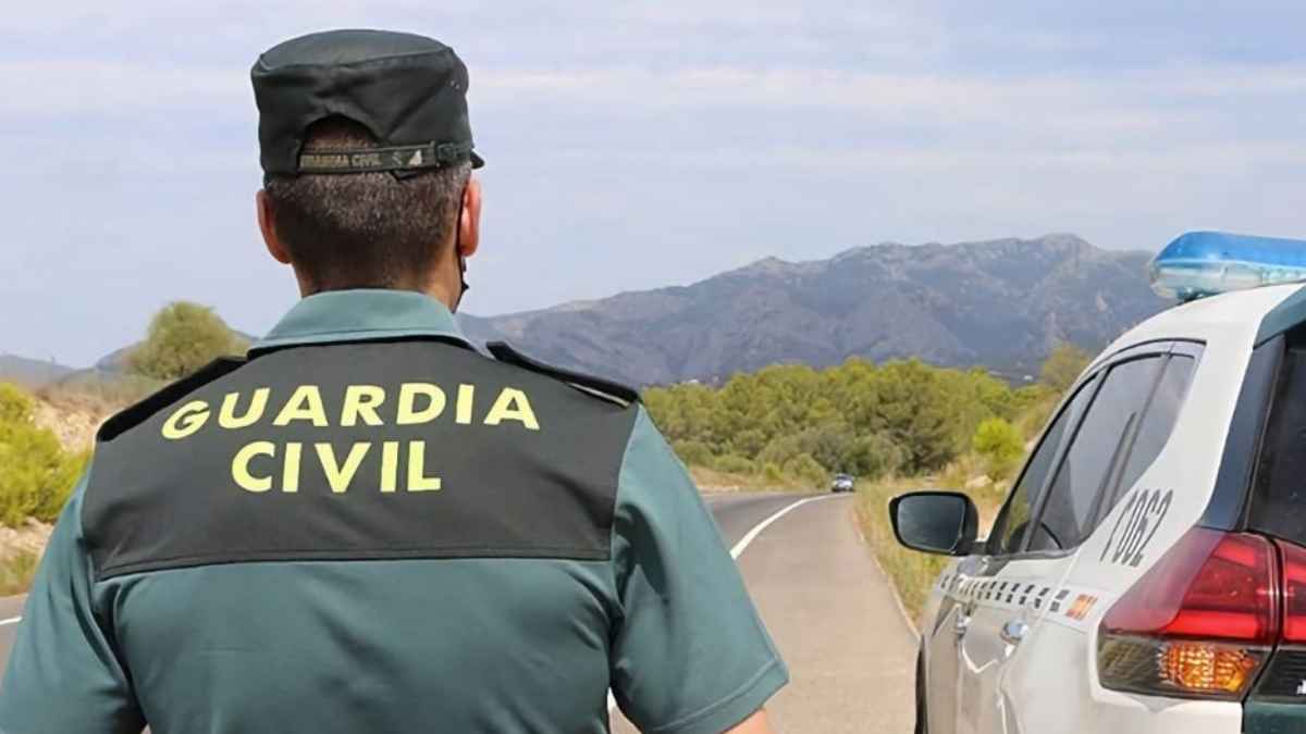 Guardia Civil controla carretera junto a coche patrulla para evitar sanciones por conducir con chanclas en verano