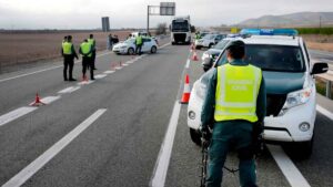 La Guardia Civil para a un conductor por un faro fundido y lo detienen al descubrir un cargamento de drogas: control rutinario que acaba detención