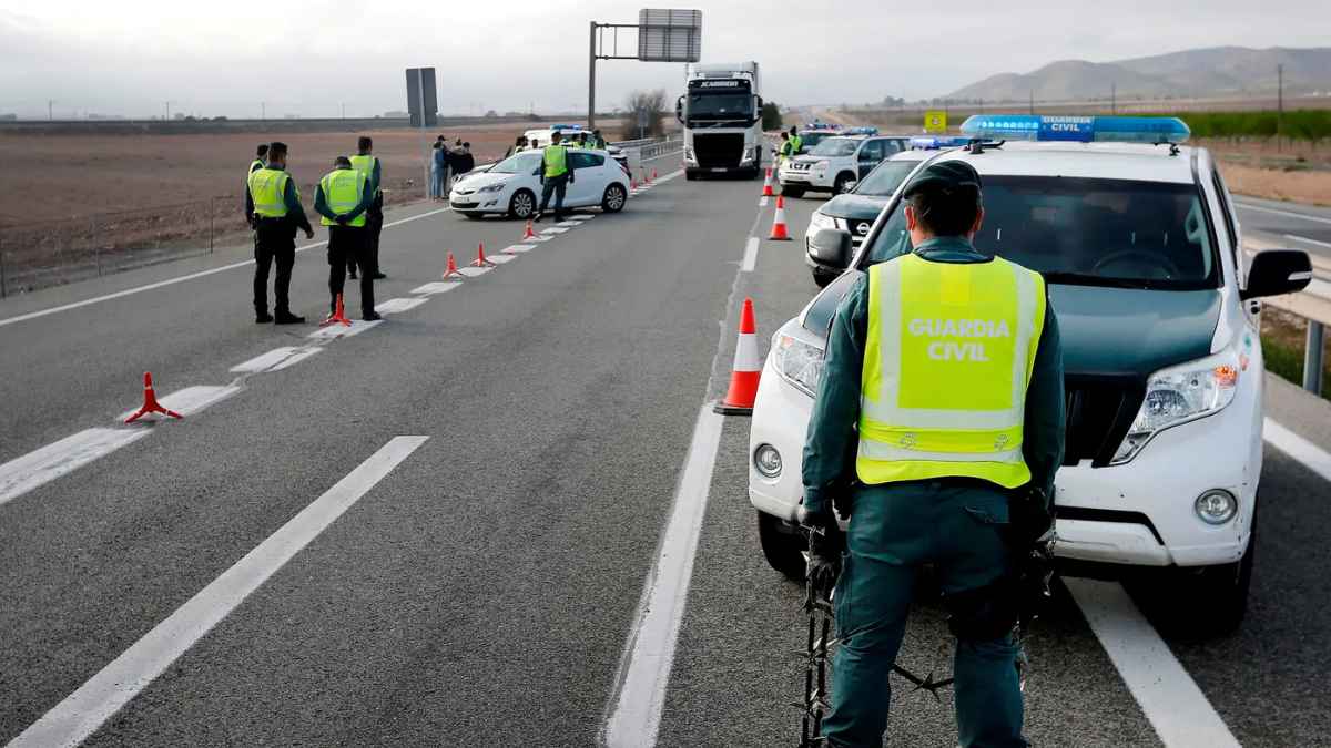 Control carretera guardia civil detecta faro fundido y halla droga en vehículo