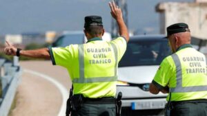 La Guardia Civil alucina al parar a un joven de nacionalidad española que conducía con su familia en un conocido polígono industrial