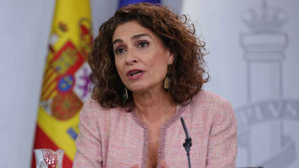 Ministra de Hacienda explica el nuevo límite de 25 000 euros para declarar pagos con tarjeta