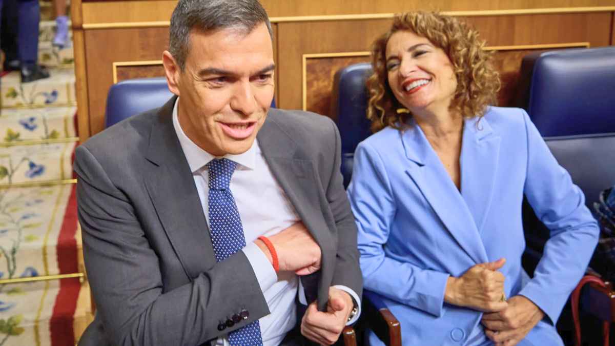 Representantes de Hacienda sonríen en el Congreso tras anunciar que el seguro del hogar y los gastos dentales podrán deducirse en la Renta presencial