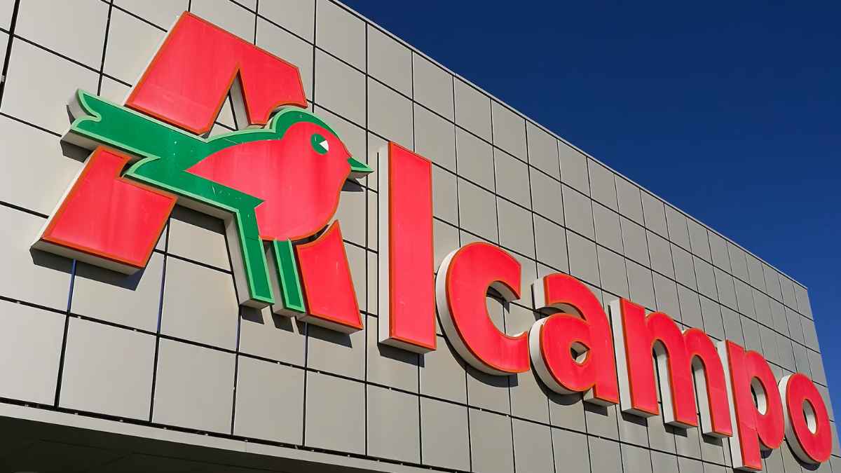 Logotipo de Alcampo en la fachada del supermercado que vende la hamaca de verano por menos de 12 euros.