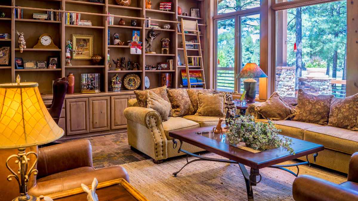 Interior de sala de estar amueblada con sofás, mesa de centro y estanterías de madera en un piso heredado en Madrid.