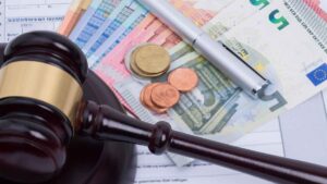 Dos herederas acusadas por estafa tras transferir 47.000 euros de la cuenta bancaria de su cuñado en estado terminal: no existen pruebas suficientes y la justicia las absuelve
