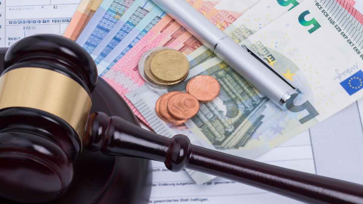 Mazo judicial sobre billetes y monedas de euro que simbolizan la disputa por una herencia de 47.000 € resuelta con absolución
