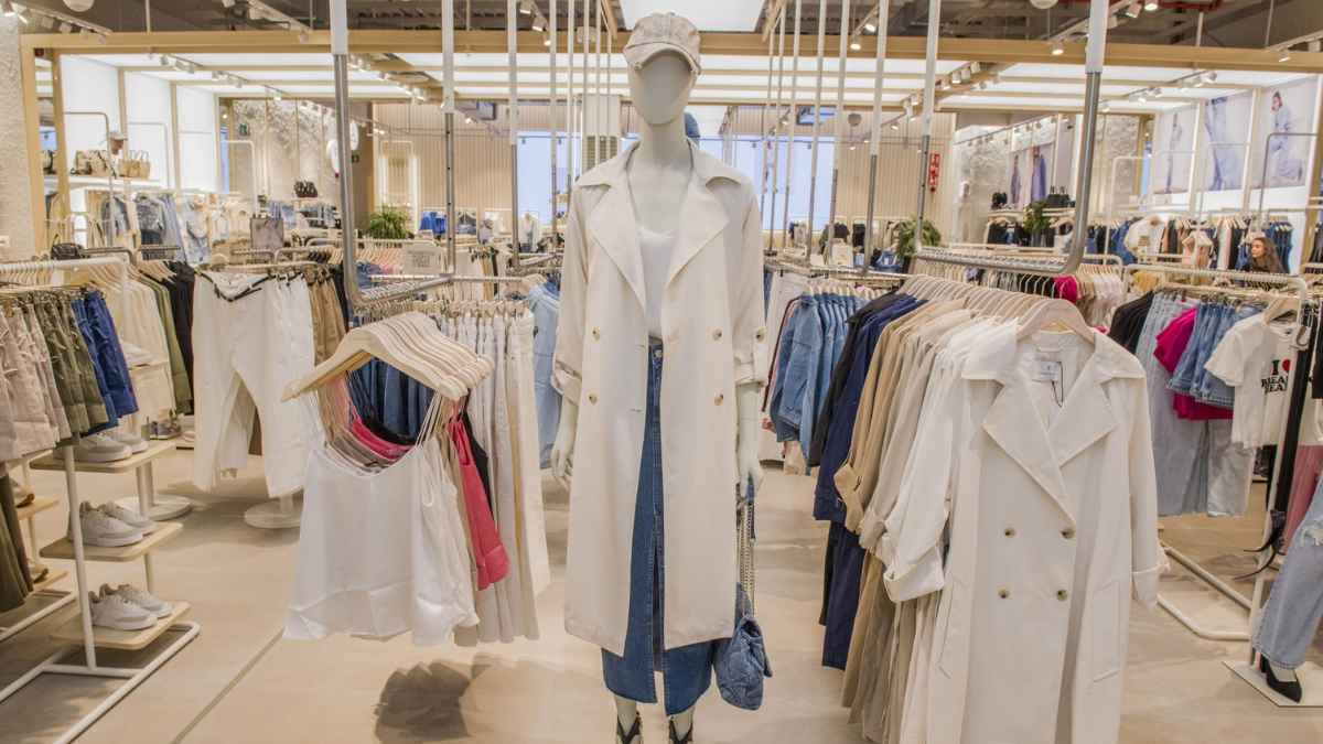 Interior de la tienda Stradivarius de Inditex en la calle Pelai, Barcelona, antes de su cierre definitivo