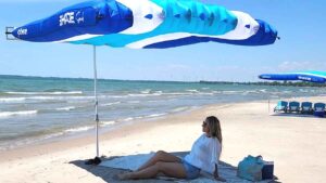 El invento que jubila a la sombrilla de playa: montaje en menos de 3 minutos y sombra para cuatro personas