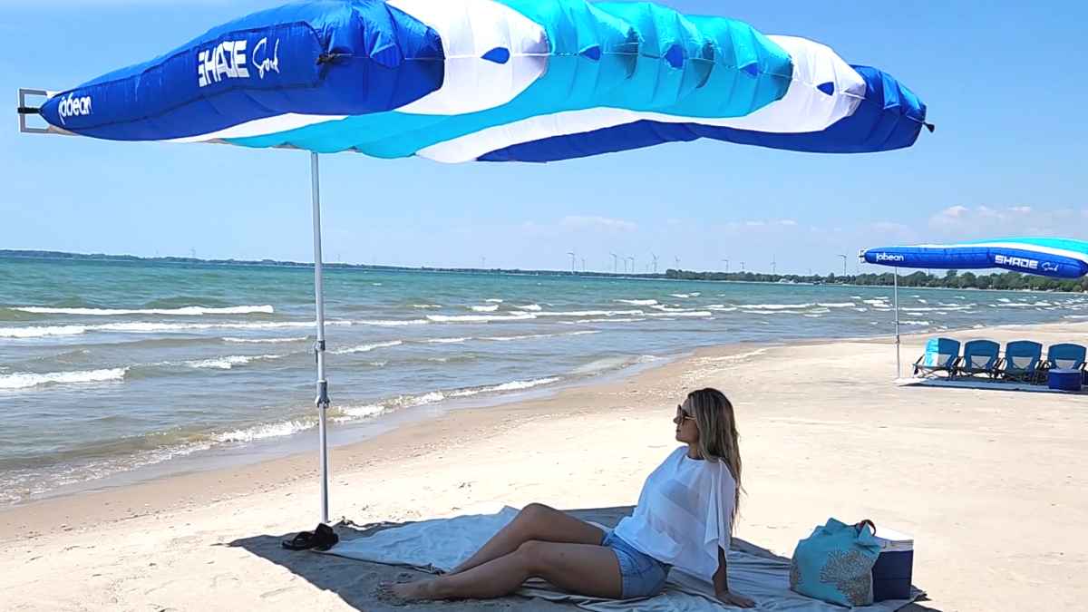 ShadeSock, toldo hinchable azul que sustituye a la sombrilla, da sombra a cuatro personas en la playa en 3 minutos