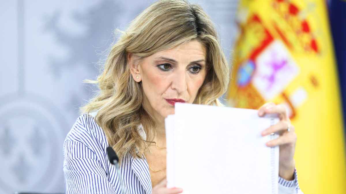Yolanda Díaz sostiene el proyecto de ley que reduce la jornada laboral a 37,5 horas durante la rueda de prensa del Consejo de Ministros