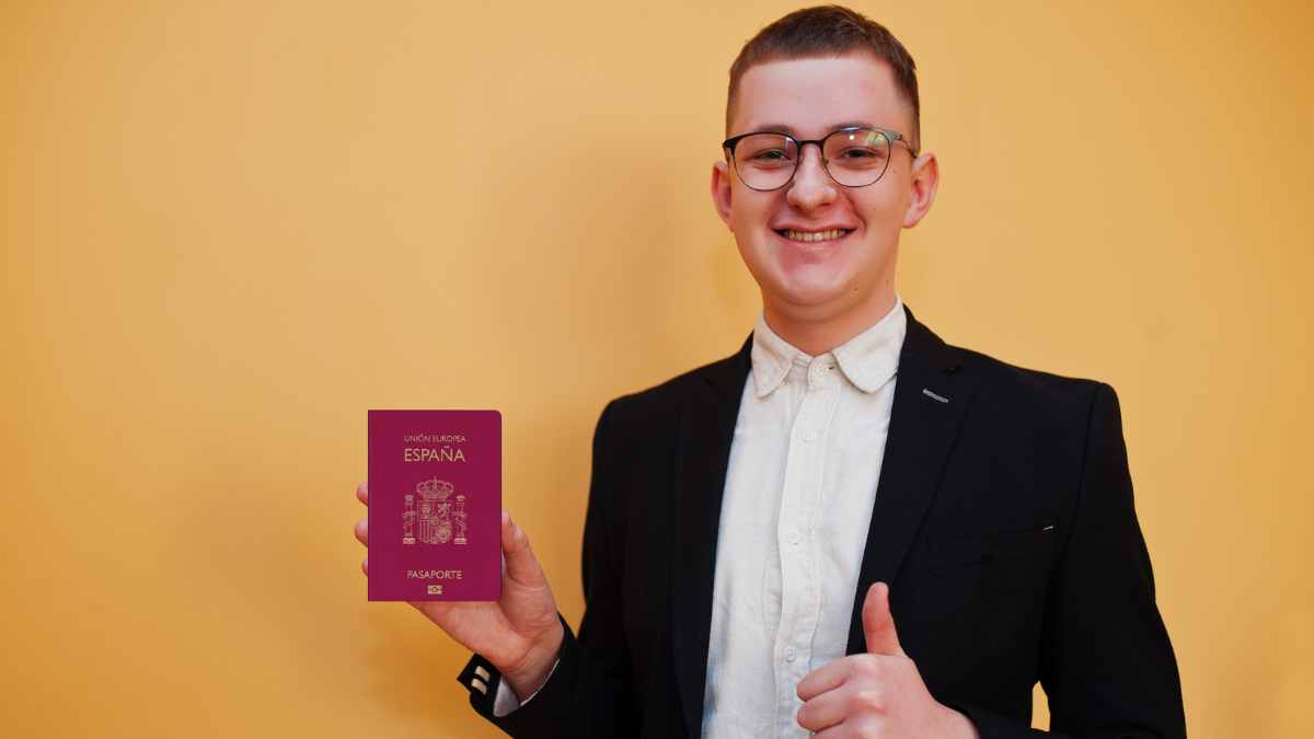 Estudiante español con pasaporte listo para su intercambio en Suiza