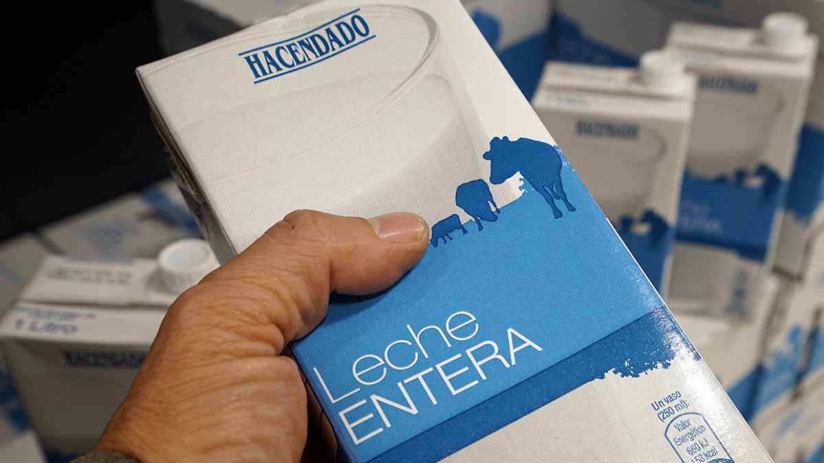 Cliente sostiene un brick de leche semidesnatada Hacendado de Mercadona, elaborada por Naturleite en Galicia.