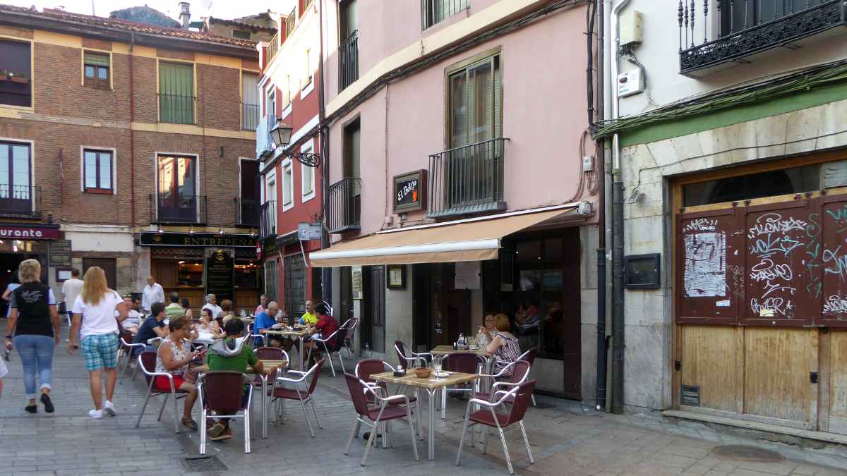 Clientes disfrutando de tapas y bebidas en la terraza de un bar del Barrio Húmedo de León