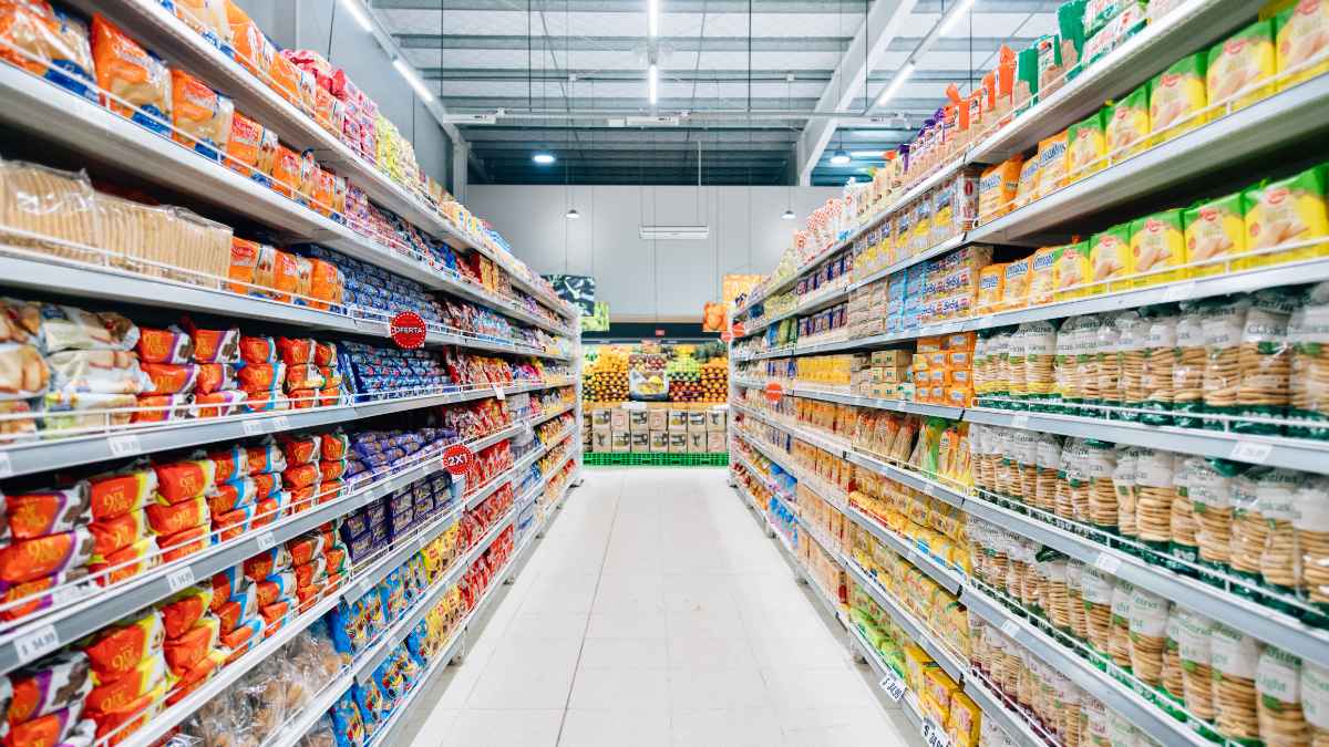 Interior de supermercado con estanterías llenas de productos, ilustrando la presión de la nueva estrella frente a Lidl, Carrefour y Mercadona