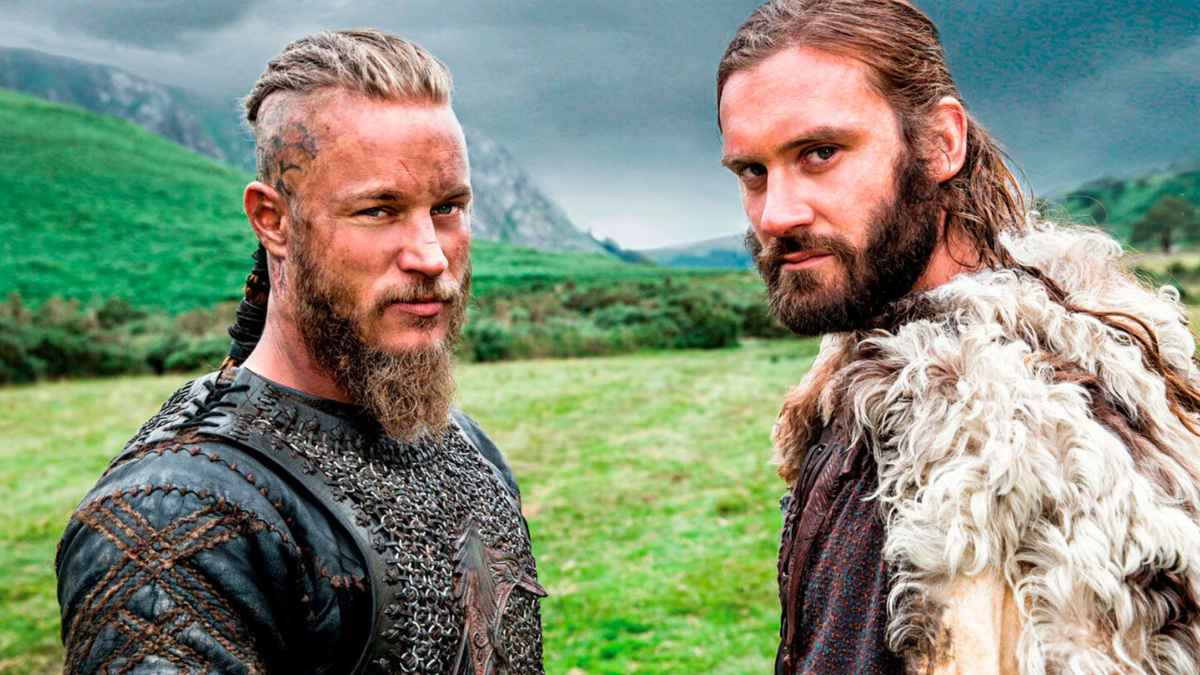 Dos guerreros vikingos en un paisaje verde que simbolizan el legado nórdico y la sangre vikinga