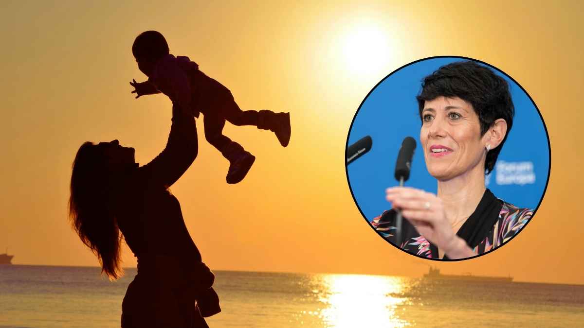 Madre alzando a su bebé al atardecer junto al mar; en un recuadro, portavoz de la Seguridad Social explica las cotizaciones ficticias que añaden hasta 5 años de vida laboral.