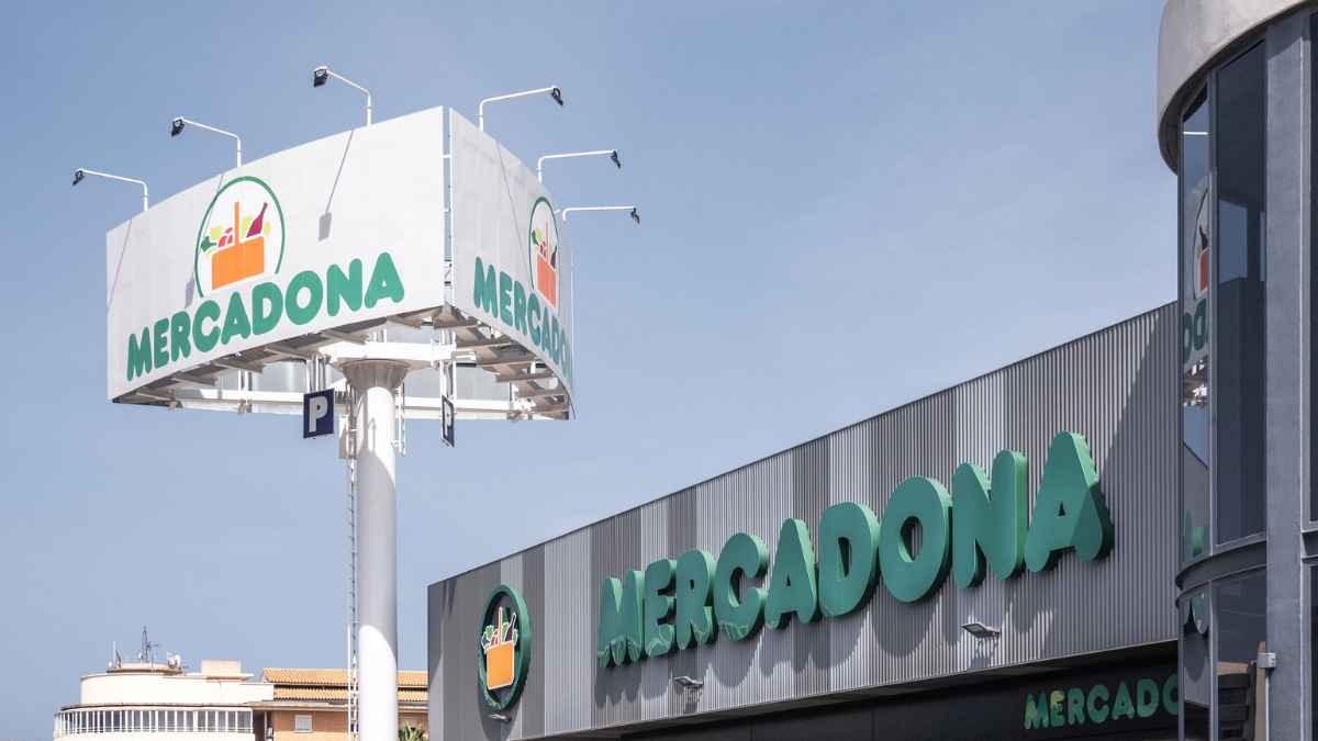 Fachada y cartel de un supermercado Mercadona en España durante el proceso de cierre de 18 tiendas y expansión en Portugal
