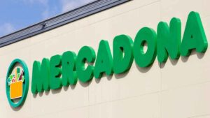 Un cajero de Mercadona es despedido por utilizar el truco de los 50 euros y gastar 600 con una tarjeta de una clienta
