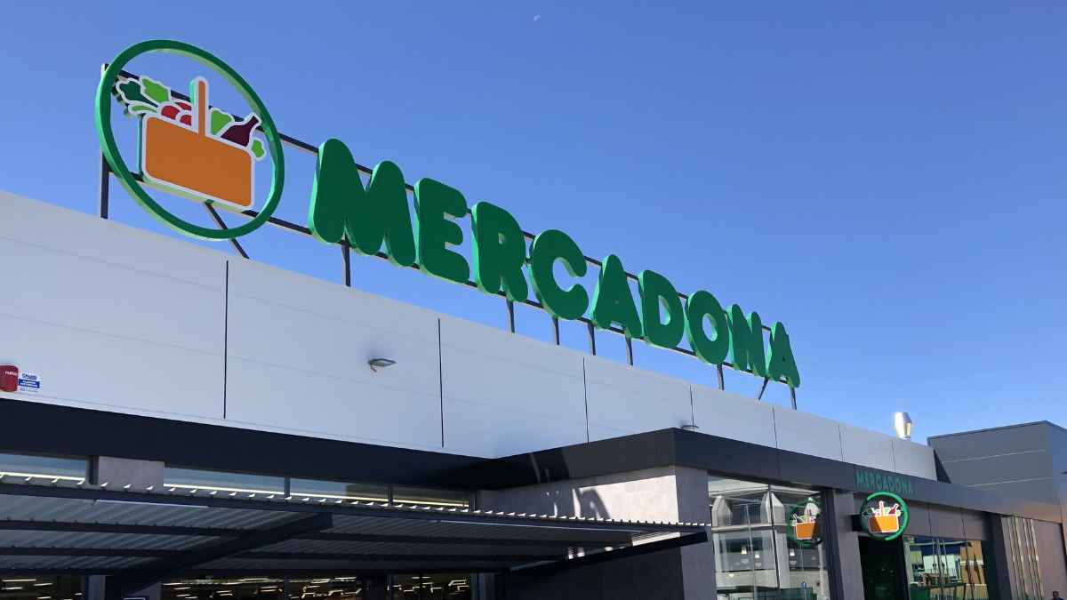 Exterior de un supermercado Mercadona con su logo verde, escenario del lanzamiento del helado Peanut Butter Cups de crema de cacahuete a 3,15 €